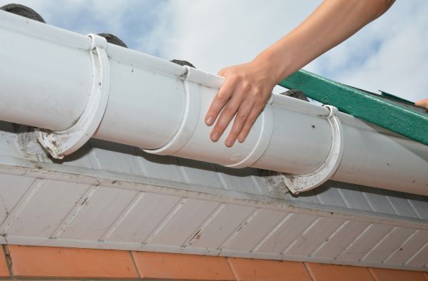 Cost of Gutter Reattachment in Arlington